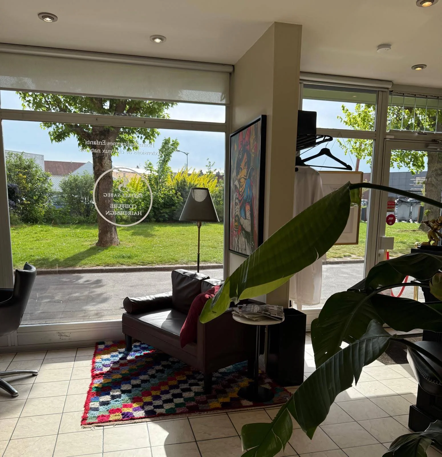 Espace détente lumineux du salon Fariale Sabeg